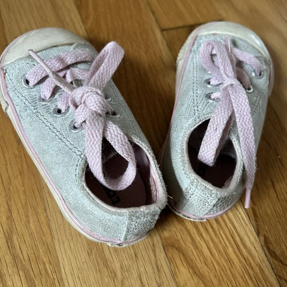 Converse size 5 toddler sneakers EUC White Neutral Walking USA Comfort